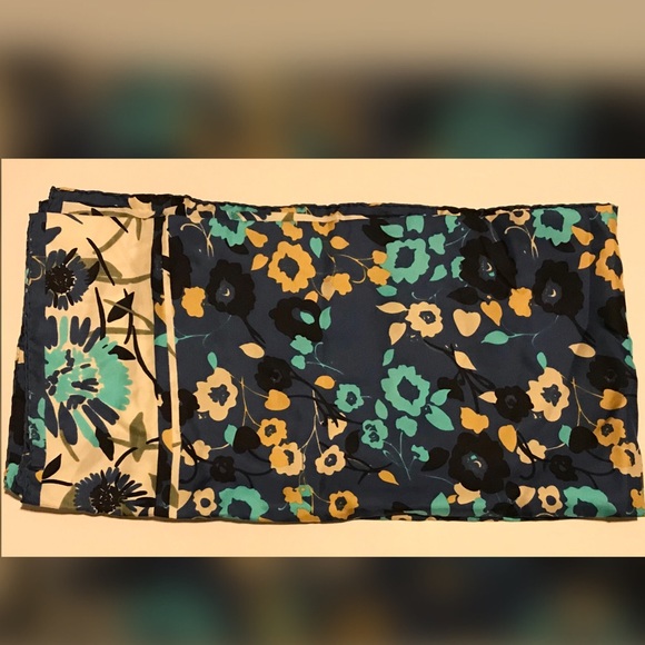 St. John Accessories - *SOLD* 🤎 St. John Floral Silk Scarf